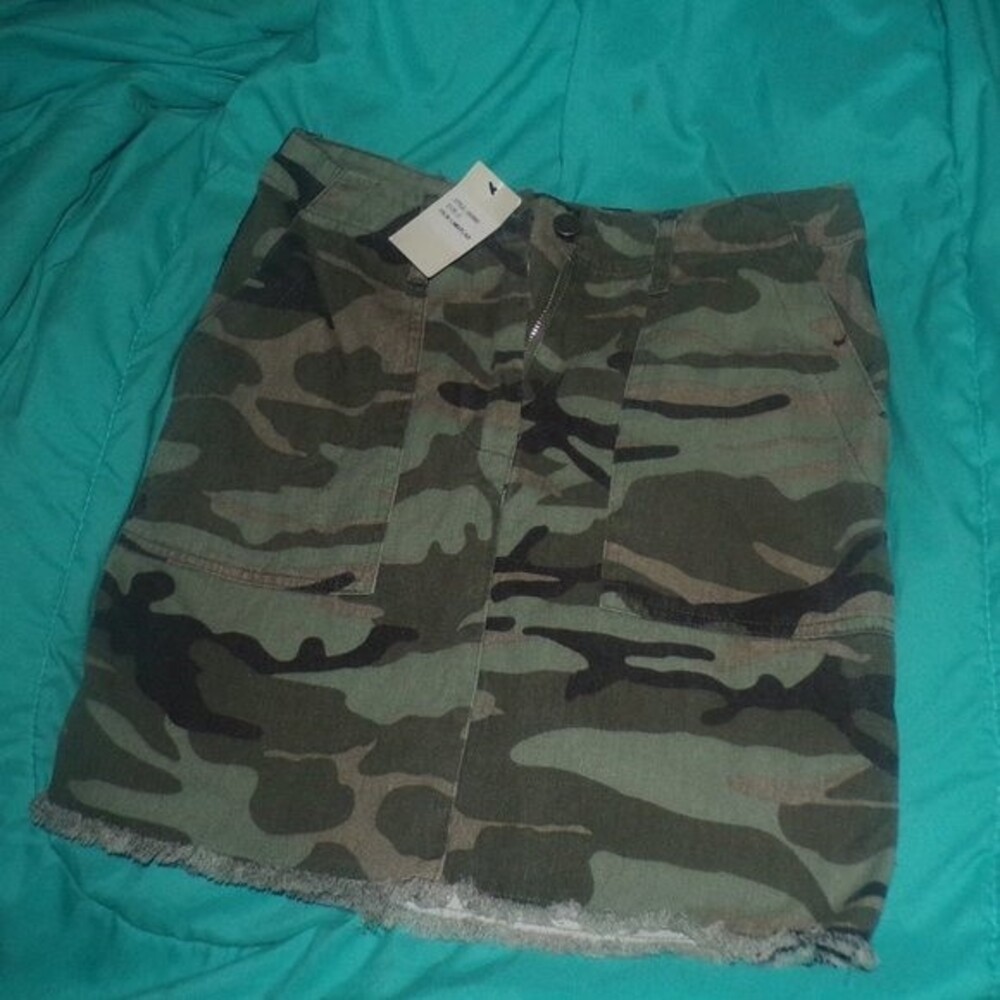 idem Ditto distressed  skirt camo with rhinestone trim on seams size sm NWT
